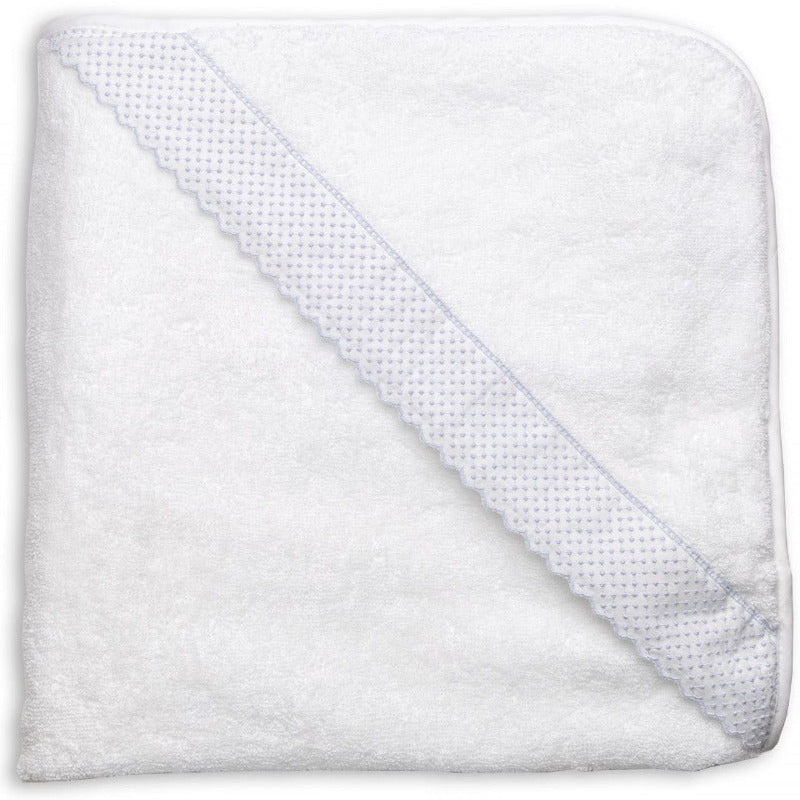 frotē dvielis ar kapuci NINA, 100% organiskā kokvilna, balts ar izšūtiem gaiši ziliem elementiem uz kapuci