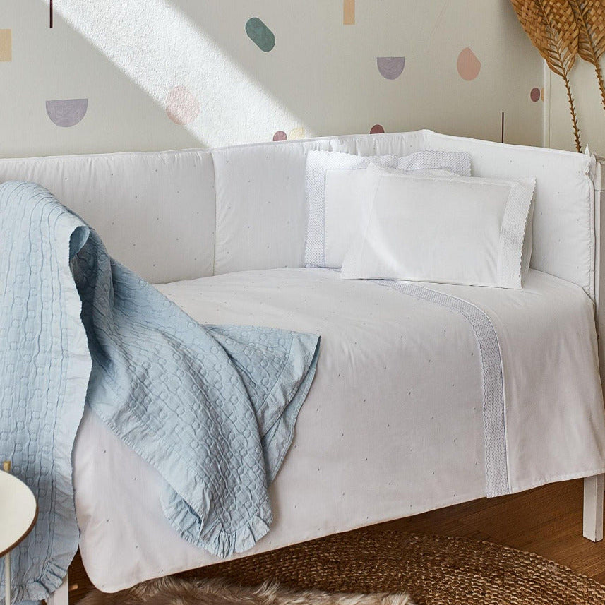 mazuļu gultas veļa NINA, 100% organiskā kokvilna, 200TC perkals, balts ar ziliem izšūtiem elementiem, interjerā