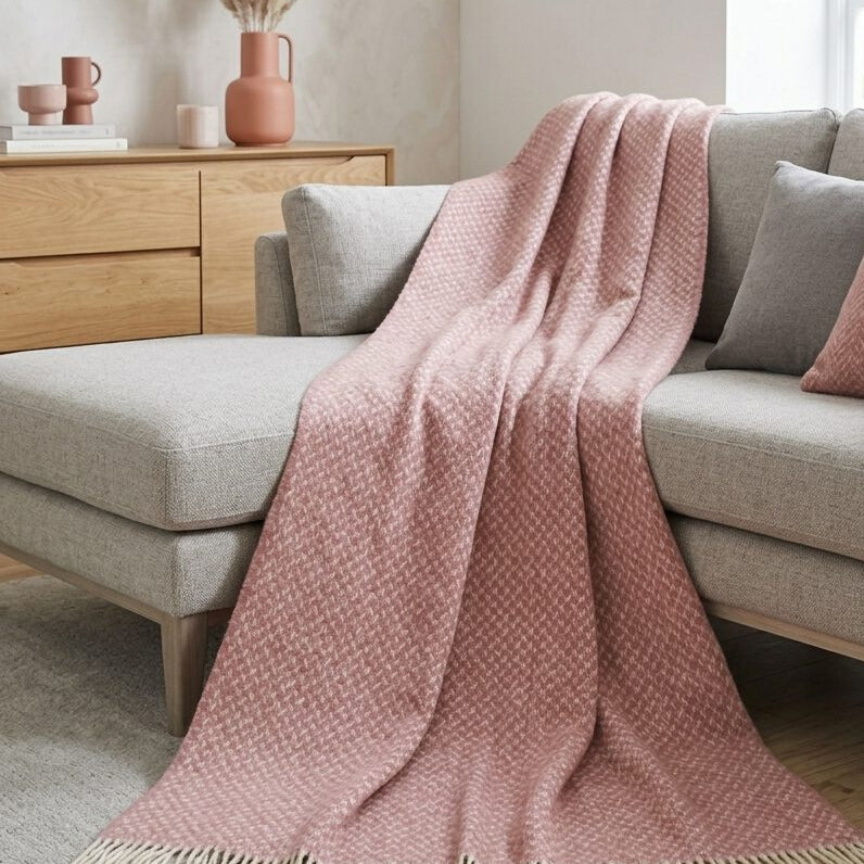 NORD A 100% vilnas pleds 140x200 white-altrosa (vecā roze), interjerā