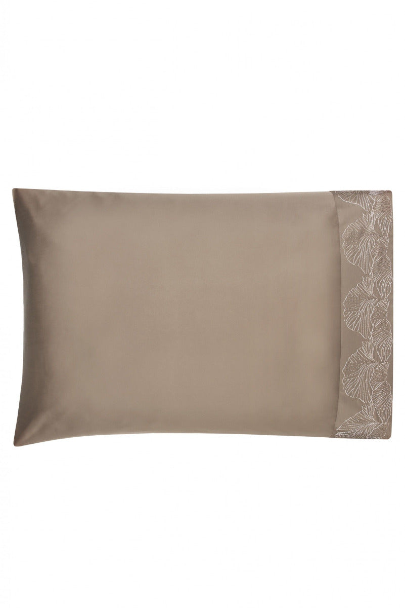 spilvendrāna NORI, 100% kokvilna, 300TC satīns,ar izšuvumu, vizon brūna