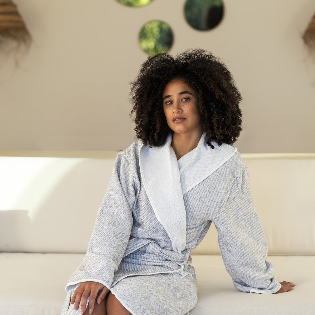 Halāts ar kapuci New York, 100% kokvilna, 420g/kvm, magnetic grey, pelēks ar baltu