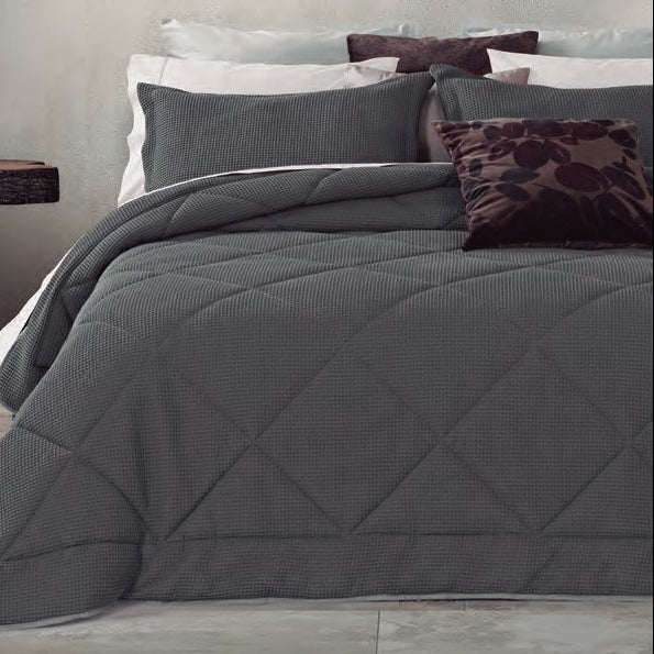 Gultas pārklājs OUTUMN ar dekoratīvām spilvendrānām, 100% kokvilna, pildījums 200gkvm poliesters, vafeļaudums, antracītu krāša, interjerā
