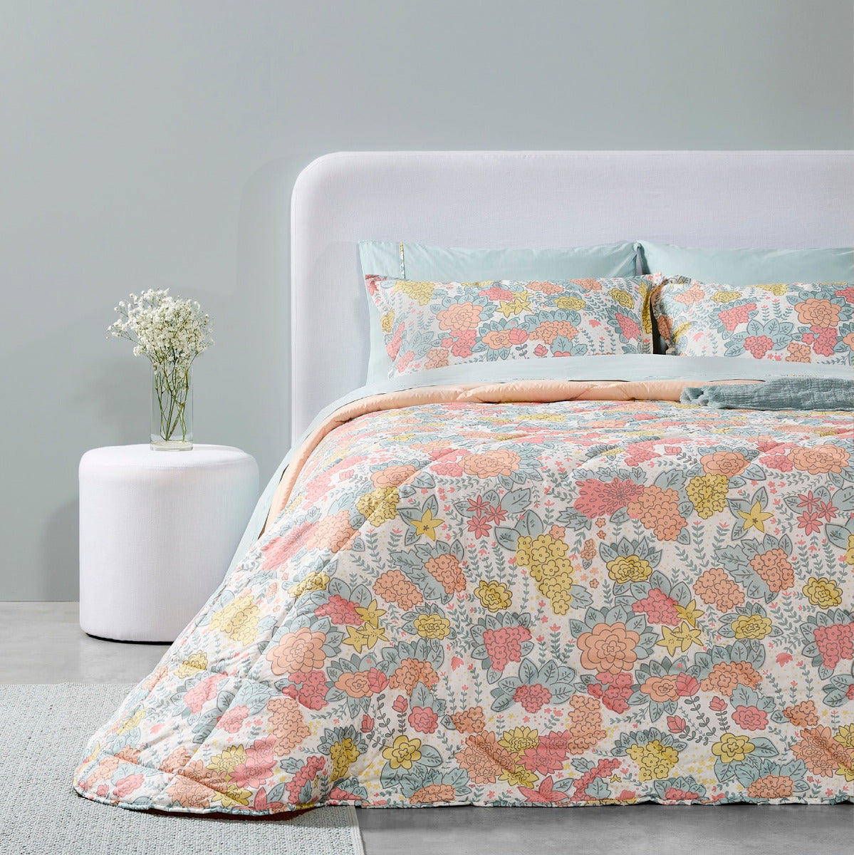 Gultas pārklājs ar pildījumu ar spilveniem PEACEFULL, 100% kokvilna, krāsains ziedu raksts, interjerā