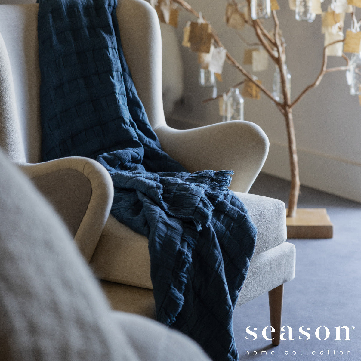 pleds MALTHE, 100% BCI cotton, blue, tumši zils, interjerā