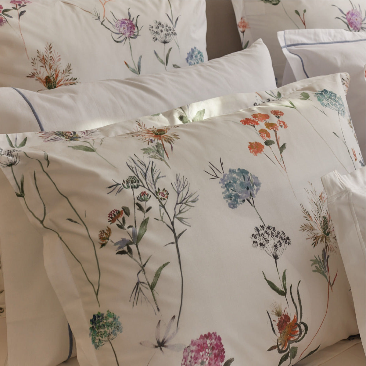 spilvendrānas oxford PROVENCE, 100% kokvilna, 200TC perkals, baltas ar ziedu rakstu