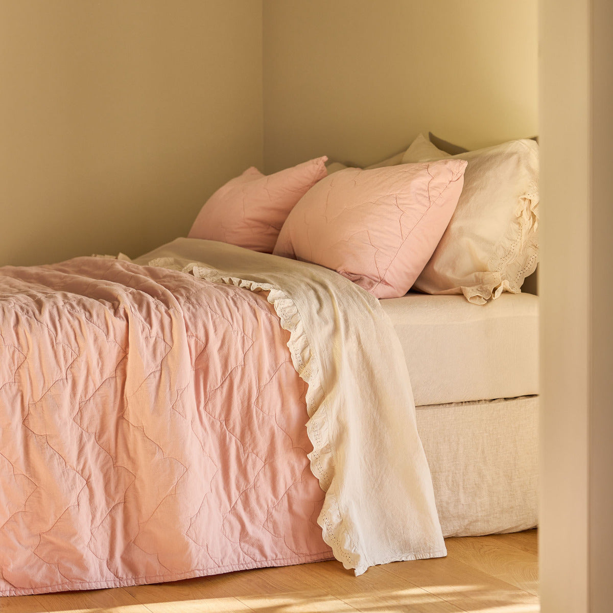 Gultas pārklājs LOVER ar pildījumu, 100% BCI cotton, pink, rozā krāsa, interjerā