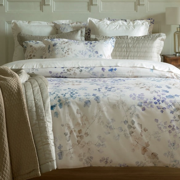 gultas veļa VERONA 100% kokvilna, 300TC satīns, pienbalta ar zilo un brūno lapu rakstu, interjerā