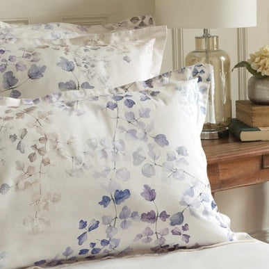 spilvendrānas oxford VERONA 100% kokvilna, 300TC satīns, pienbalta ar zilo un brūno lapu rakstu