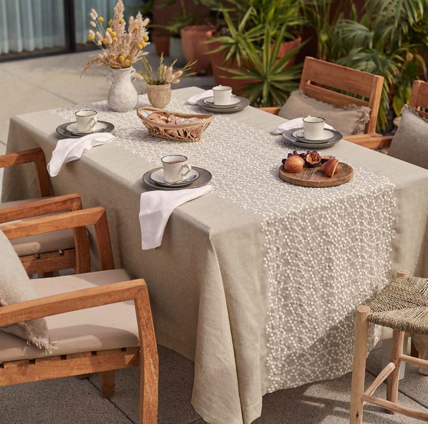 Galdauts VIVACE, 60% polesters, 40 lins, līna krāsa ar perļu izšūvumu, interjerā