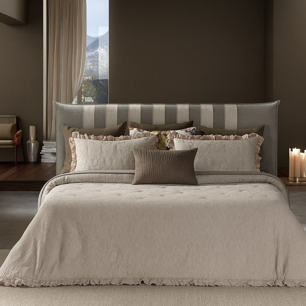 Gultas pārklājs ar pildījumu ar dekoratīviem spilveniem ZEĪRS, 100% kokvilna, mēžģinu faktūra, taupē pelēkbēšs, interjerā