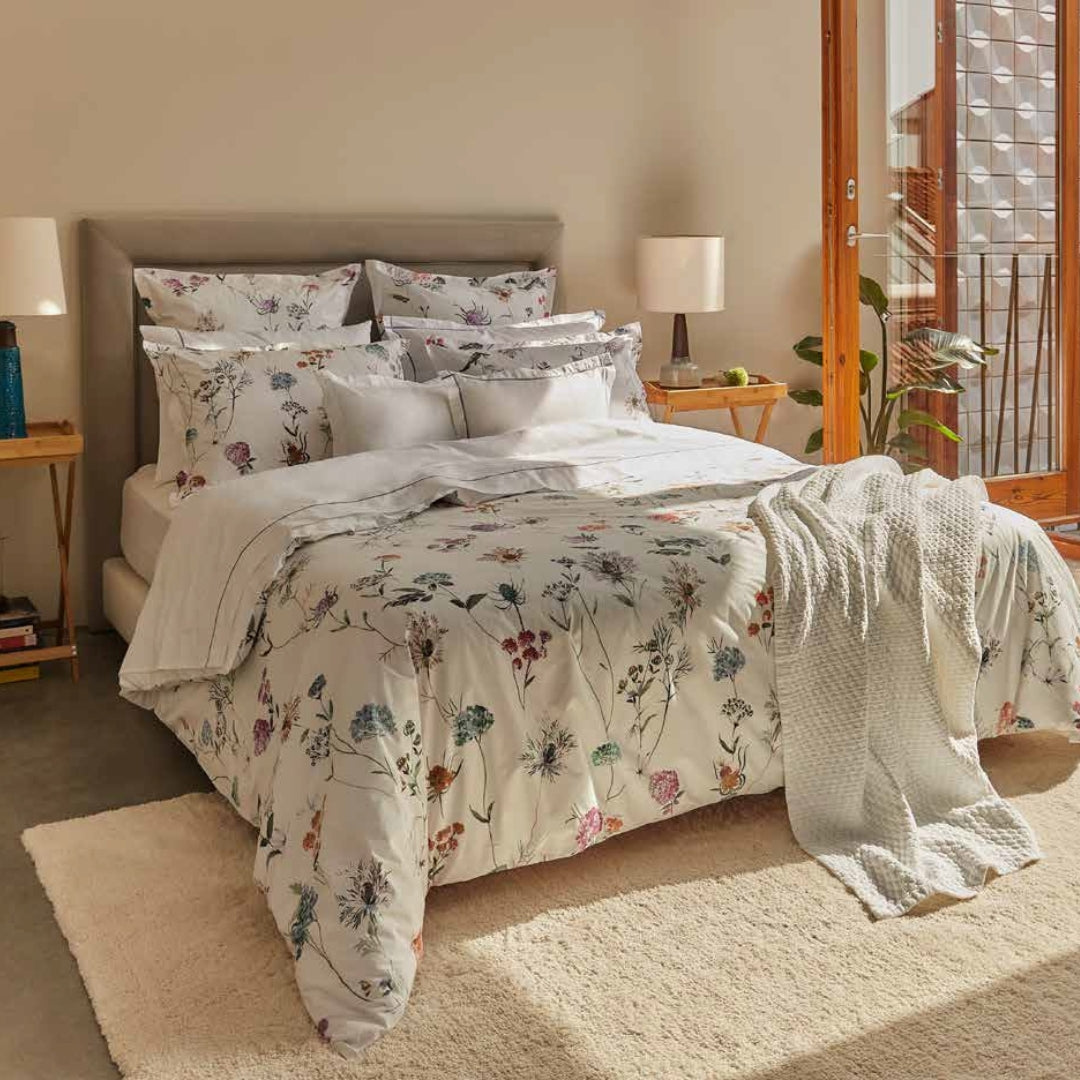 gultas veļa PROVENCE, 100% kokvilna, 200TC perkals, balts ar ziedu rakstu, interjerā