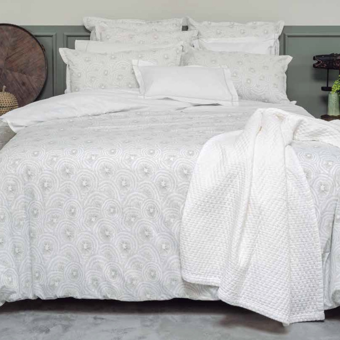 gultas veļa BAMBOO, 100% kokvilna, balta ar bešīgo rakstu interjerā