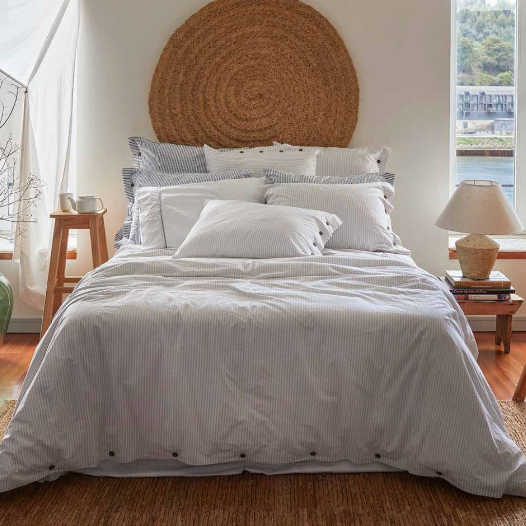 gultas veļa MARIS, 100% kokvilna, zilas un baltās strīpas, interjerā