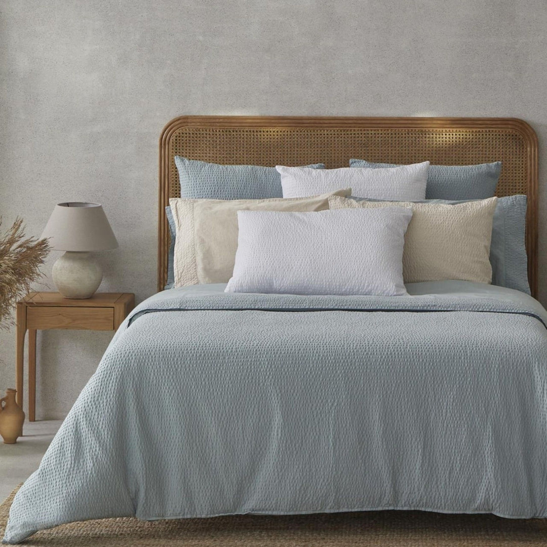 gultas veļa PALMA, 100% kokvilna, seersucker, pelēk zila, interjerā
