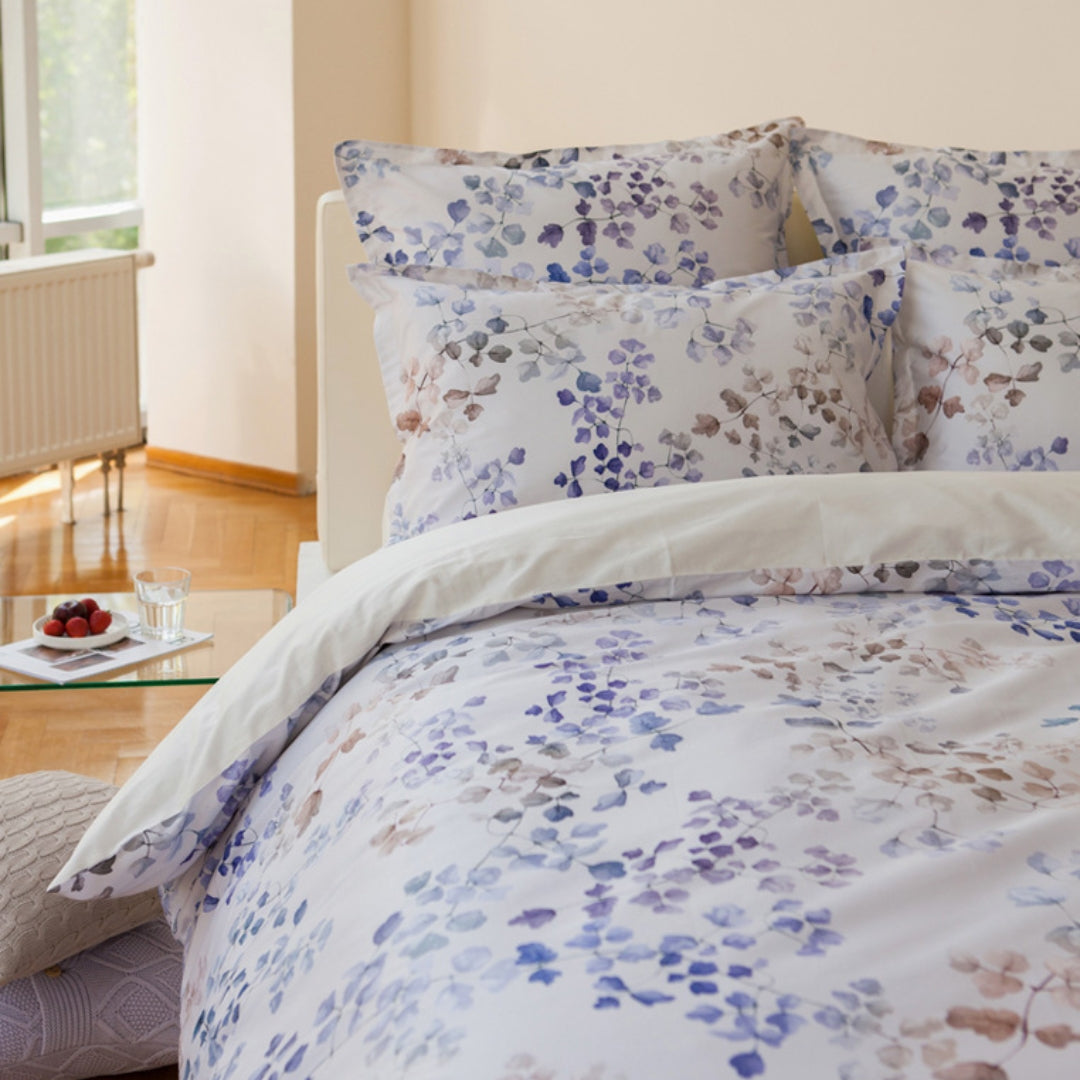 gultas veļa VERONA, 100% kokvilna, 300TC satīns, pienbalta ar zilo un brūno lapu rakstu, interjerā