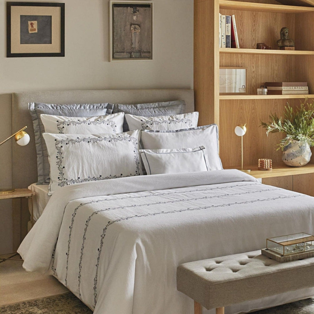 Постельное белье FLORA из жатой ткани с вышитыми цветами.