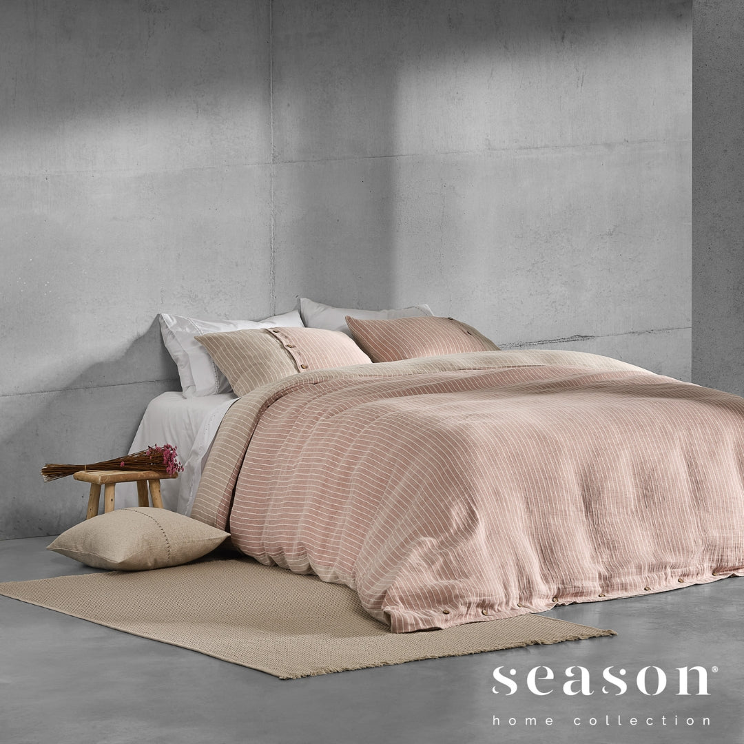 gultas veļa AVENUE, 60% European linen, 40% BCI cotton, rozā ar baltām svitrām, interjerā