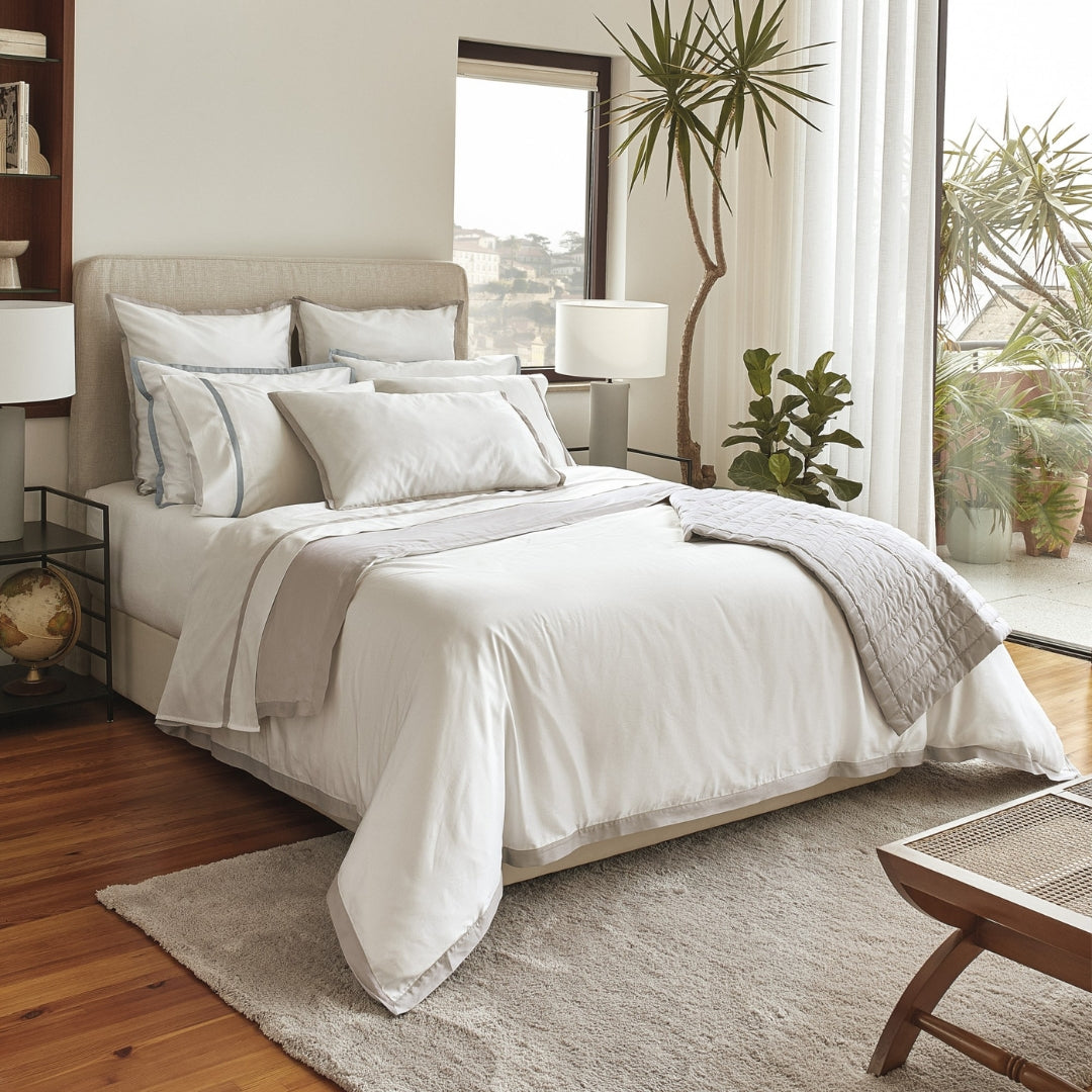 Gultas veļa CAETANO, 100% kokvilna, 300TC satīns, balts ar bēšu interjerā