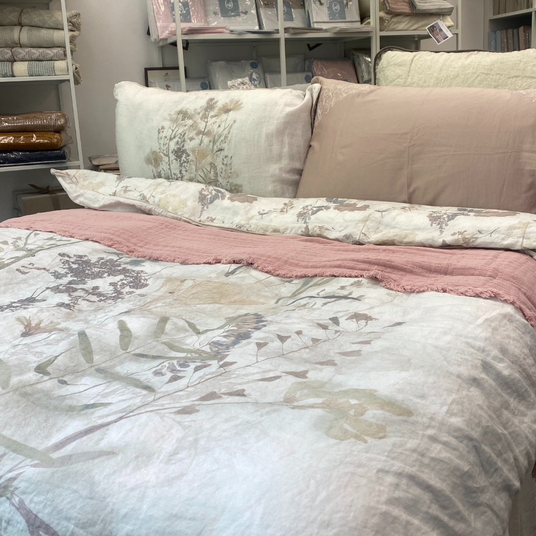 gultas veļa vivaldi, 100% lins, Stonewashed, naturālā ar ziedu rakstu, interjerā