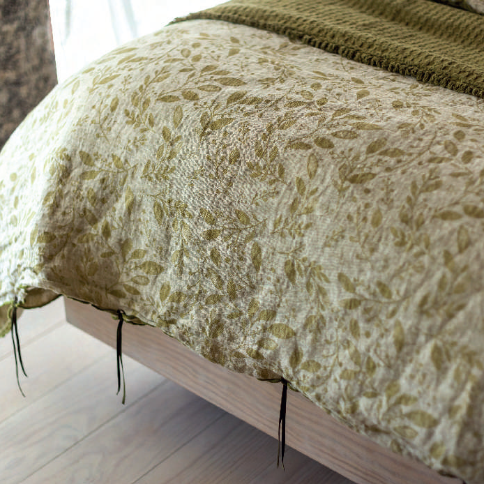 gultas veļa EVERGREEN, detaļas,  100% lins, žakards, zaļa ar lapu rakstu, interjerā