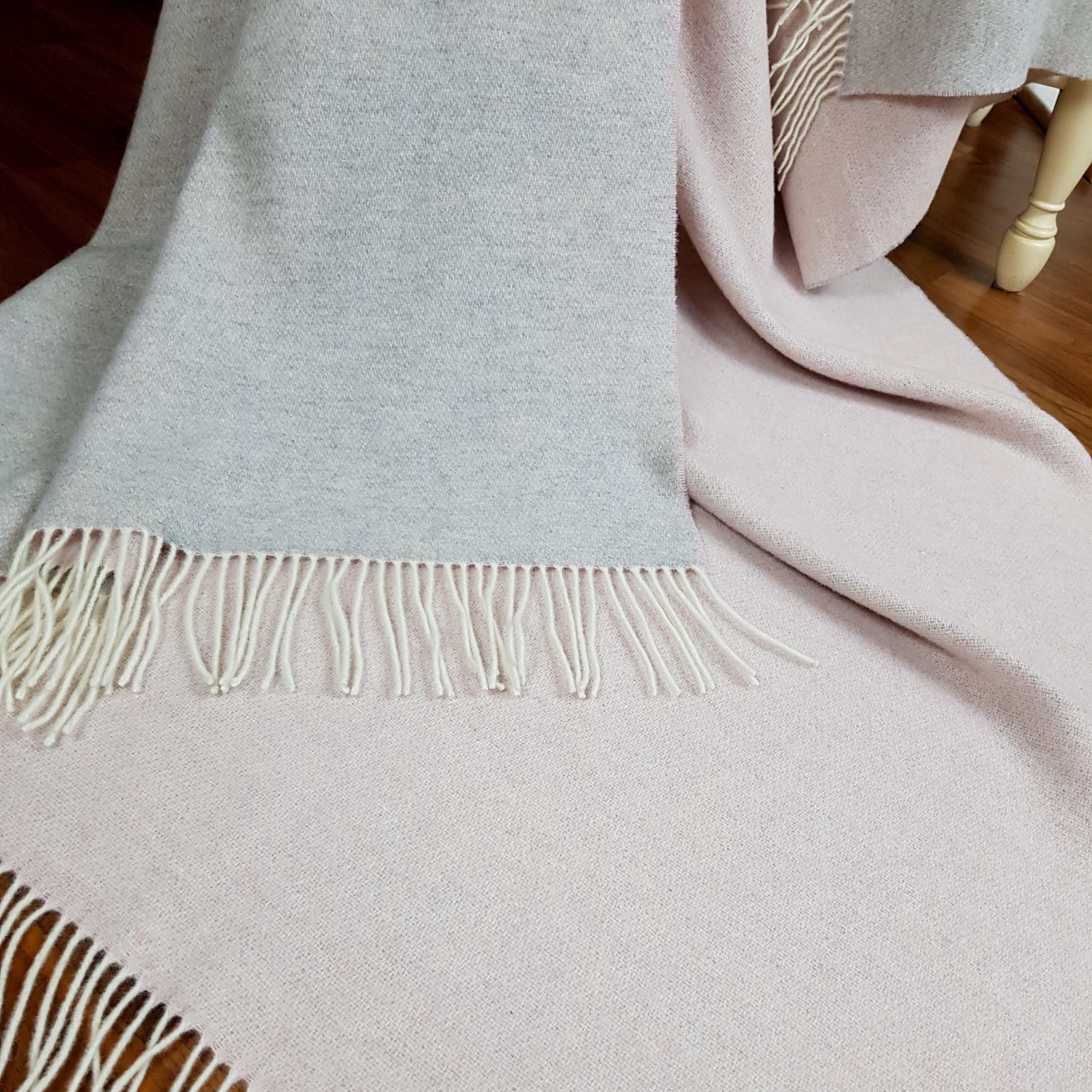 Pleds FARO DF, 140x200, 90% merino vilna, 10% kašmirs, pelēks-rozs