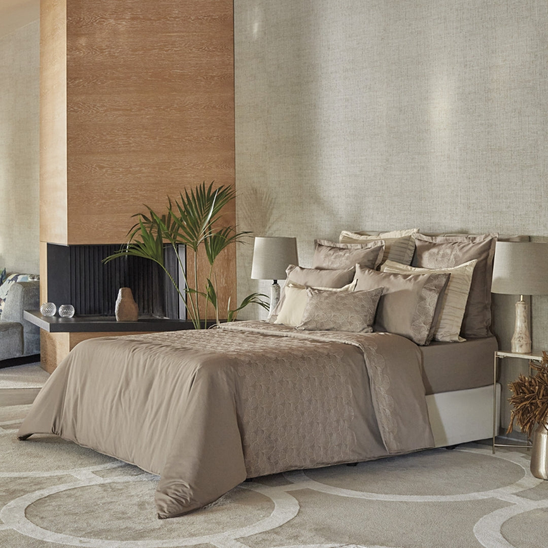 gultas veļa NORI, 100% kokvilna, 300TC satīns, ar izšuvumu, vizon brūna, interjerā