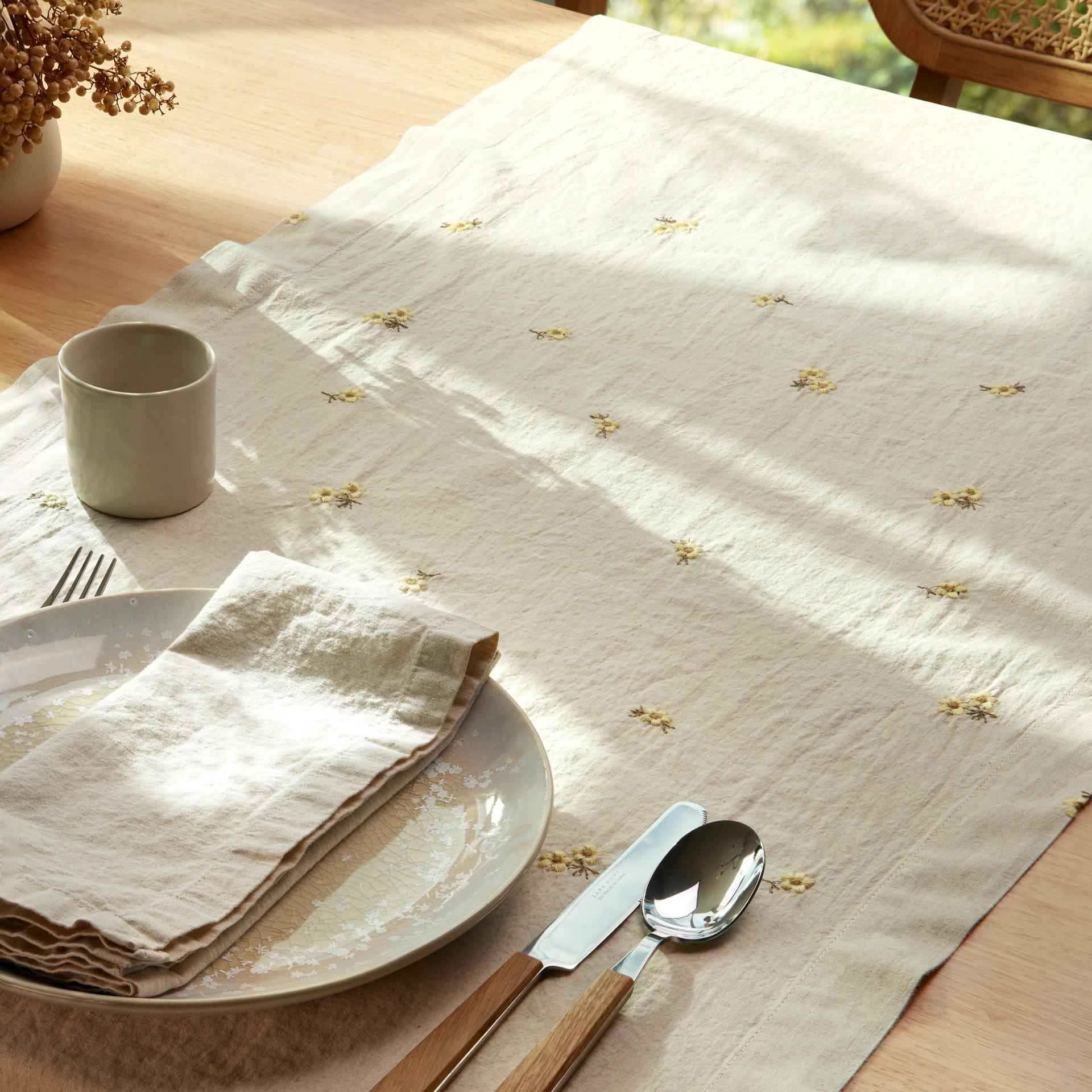 Galda celiņs ALMA naturāla krāsā ar izšuvumu