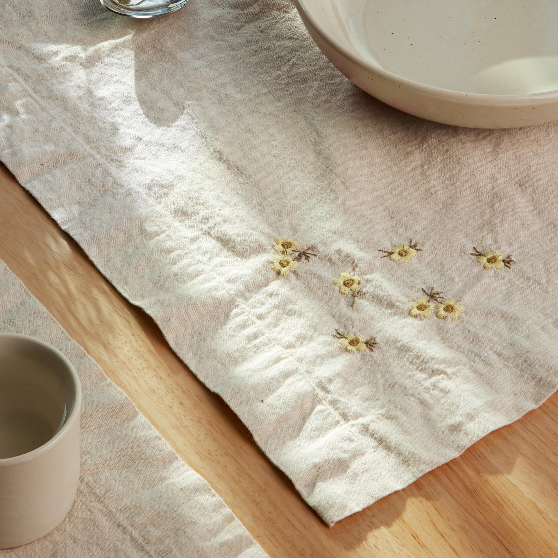 Galda salvete ALMA naturāla krāsā ar izšuvumu