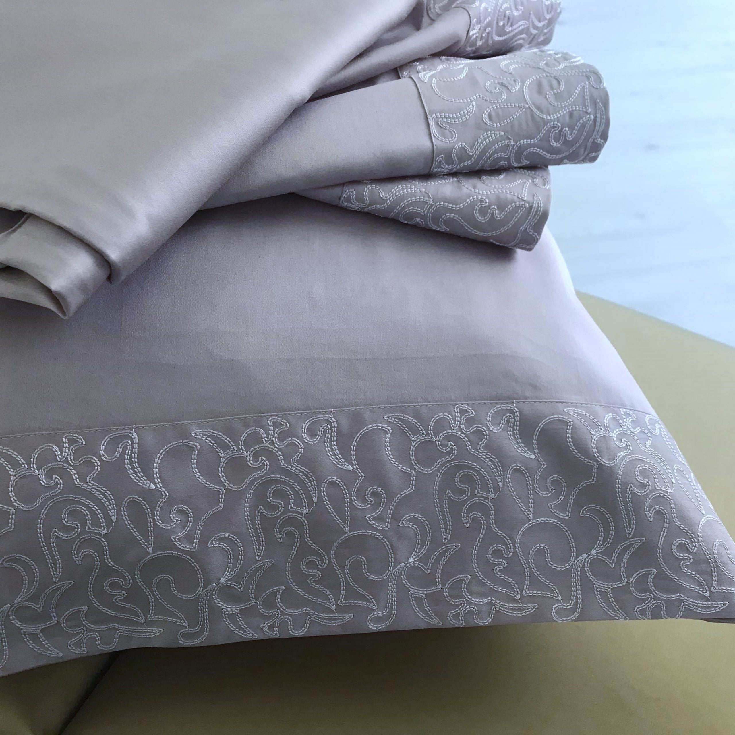 Сатиновое постельное белье CALLATIS с вышитым узором