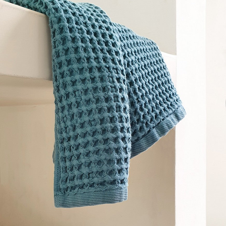 Vafeļ dvielis FAVO, 100% kokvilna, 420g/kvm, deep baltic, zaļi zils, interjerā