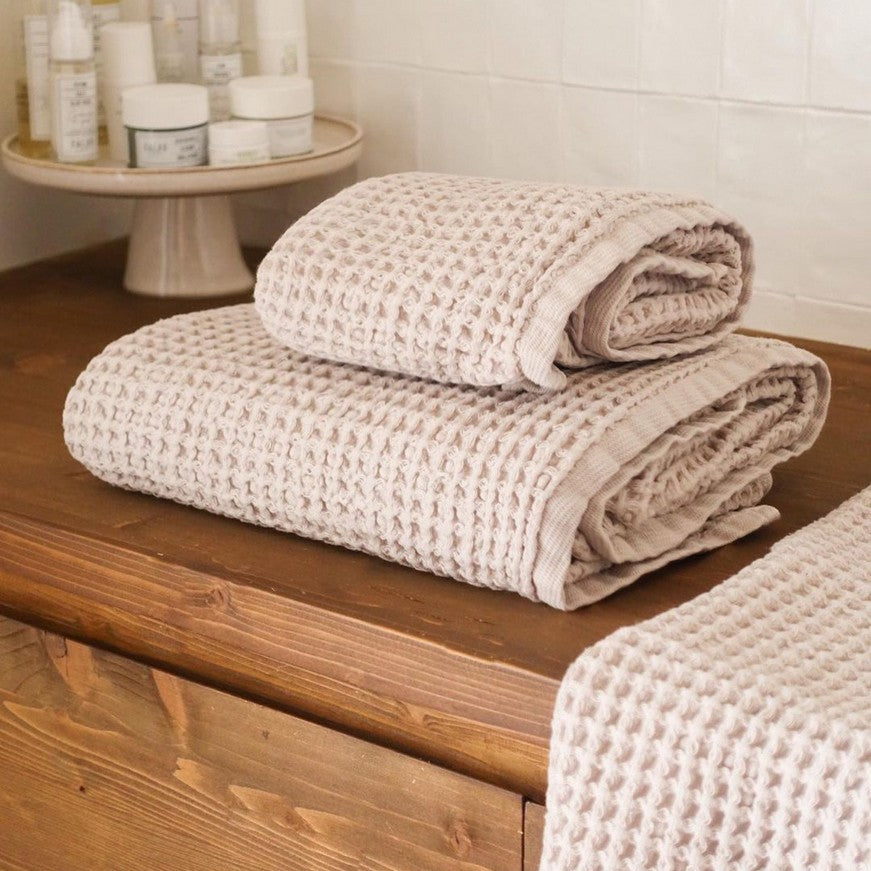 Vafeļ dvielis FAVO, 100% kokvilna, 420g/kvm, fog, pelēk bēšs, interjerā