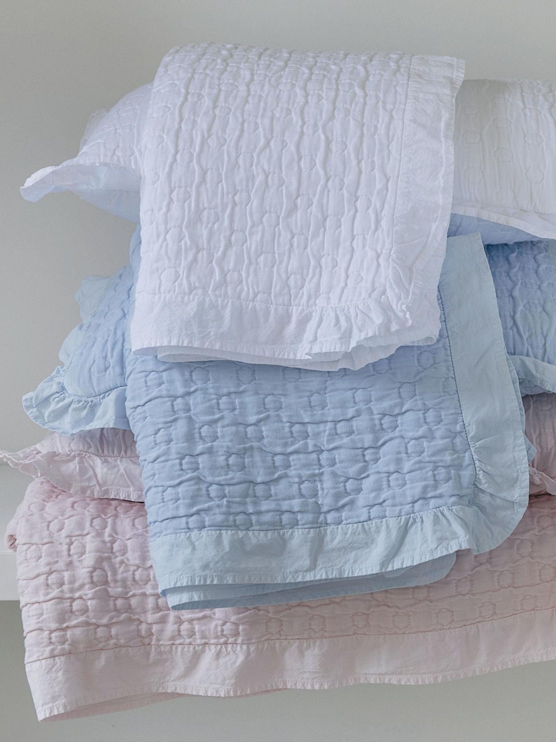 mazuļu dekoratīvie pārklāji FOLLIY, 100% organiskā kokvilna, strukturētā ar volāniem, balti, rozie, gaiši zili, interjerā