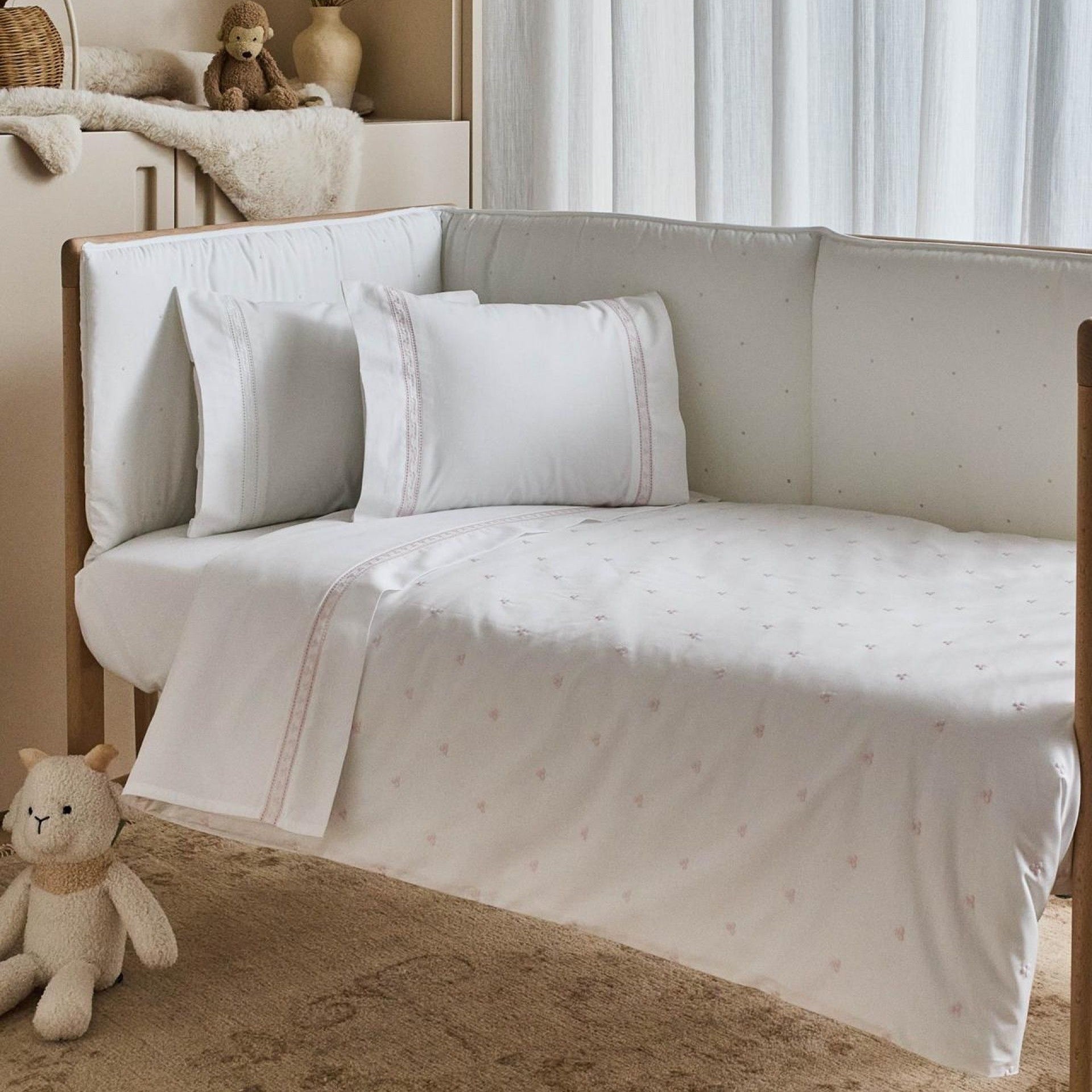 mazuļu gultas veļa IRIS, 100% organiskā kokvilna, 200TC perkals, balts ar izšūtiem elementiem rozā krāsā, interjerā