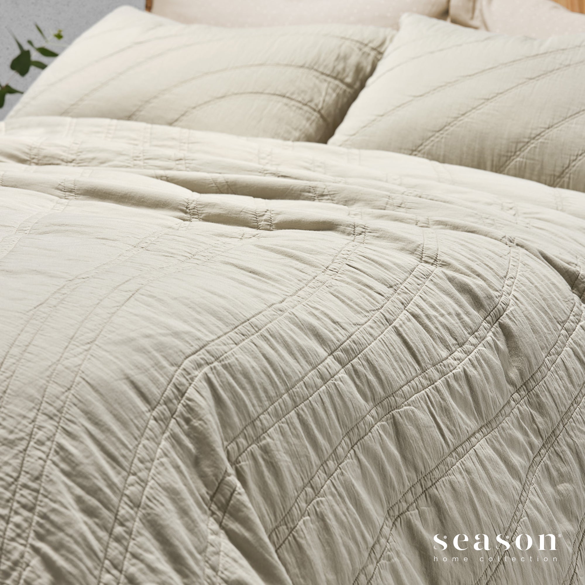 gultas pārklājs ar pildījumu un spilveni ORIGEM, 100%  BCI cotton, 300TC satīns, stonewashed, bēšs, interjerā