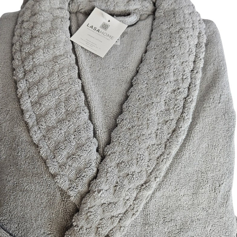 Frotē halāti PICO, 100% lomg staple combed organic cotton, 100% ilgo šķiedru ķemmētā organiskā kokvilna, 600g/kvm, dekoratīva apdare apkaklē un aprocē, pelēks