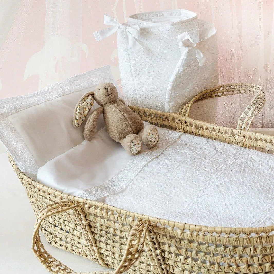 mazuļu gultas veļa UNIQUE, 100% organiskā kokvilna, 200TC perkals, balts ar izšūvumu, interjerā ar rortaļlietu