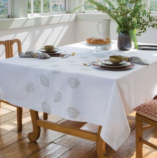 galdauts BELMONTE, 70% kokvilna, 30% poliesters, balts ar olīvzaļām izšūtām lapām, interjerā