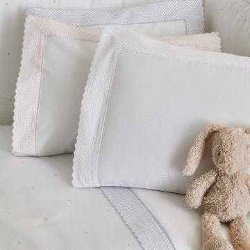 mazuļu spilvendrānas NINA, 100% organiskā kokvilna, 200TC perkals, balts ar ziliem un rozā izšūtiem elementiem