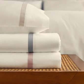 spilvendrāna CAETANO, 100% kokvilna, 300TC satīns, balts ar bēšu, zilo, rozo