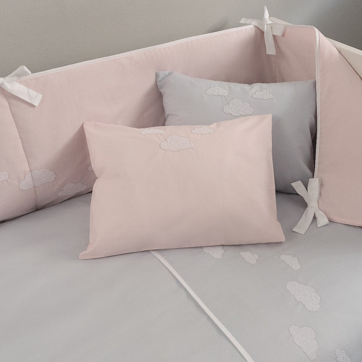 mazuļu gultas veļā CUDDLE CLOUD, 100% organiskā kokvilna, 200TC perkals, rozā un gaiši zila ar izšūtiem makoņiem, interjerā