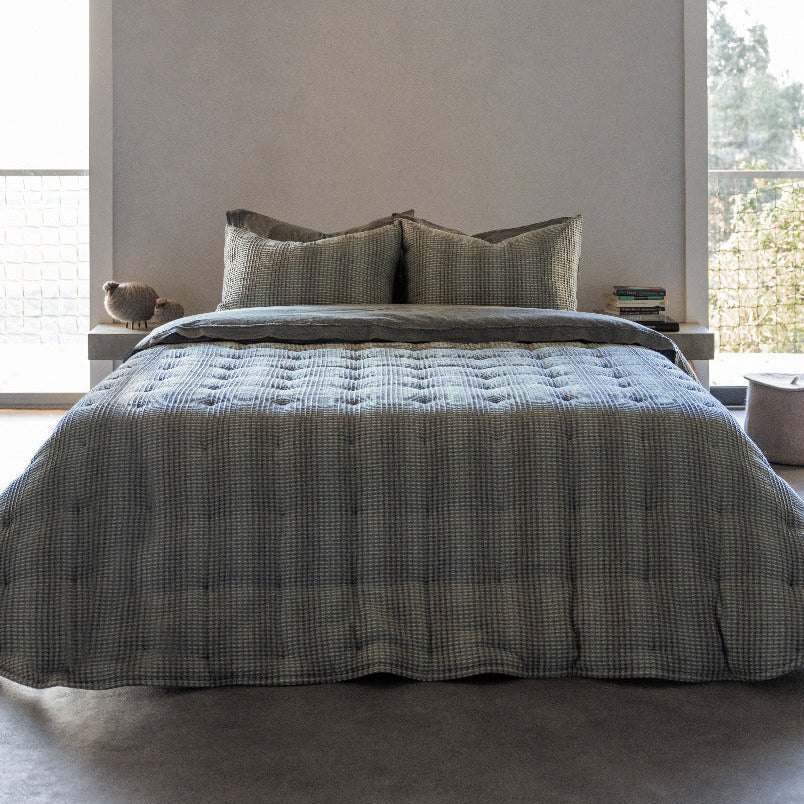 Gultas parklājs WONDERLAND ar pildījumu un spilveniem, 38% vilna, 36% kokvilna, 12% poliesters, 10% poliamīds, 4% citi, pelēk zils, interjerā