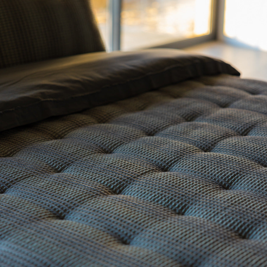 Gultas parklājs WONDERLAND ar pildījumu un spilveniem, 38% vilna, 36% kokvilna, 12% poliesters, 10% poliamīds, 4% citi, pelēk zils, detaļas