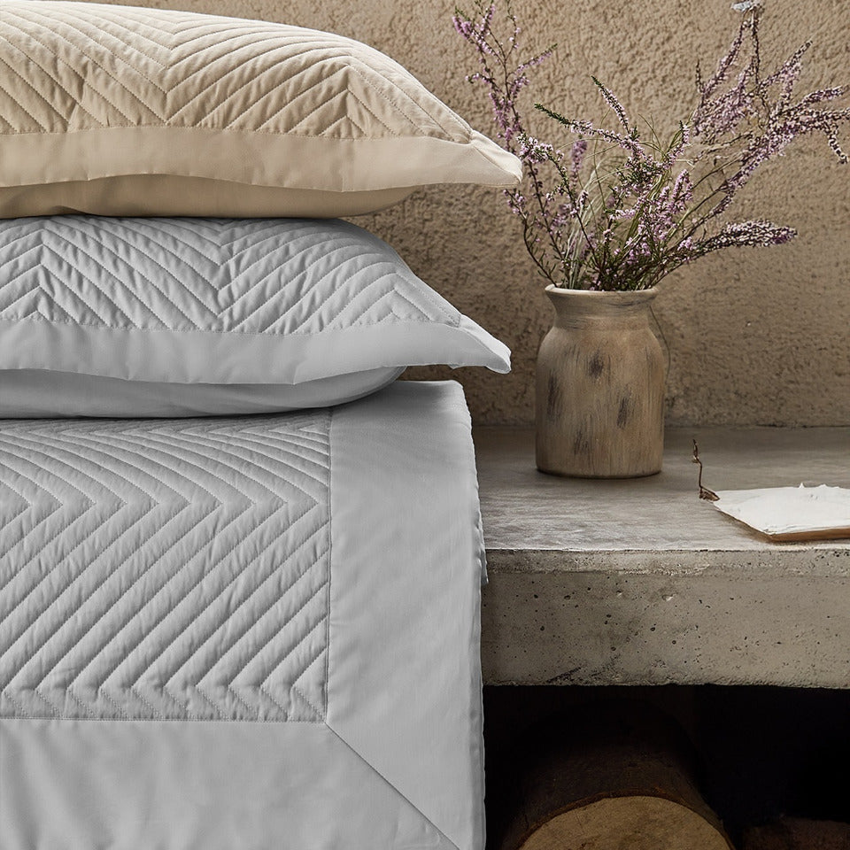 Gultas pārklāji un dekoratīvās spilvendrānas ELOISE, 100% kovilna, 300TC Satīns, silver, latte, pelēks kafijas bēšs