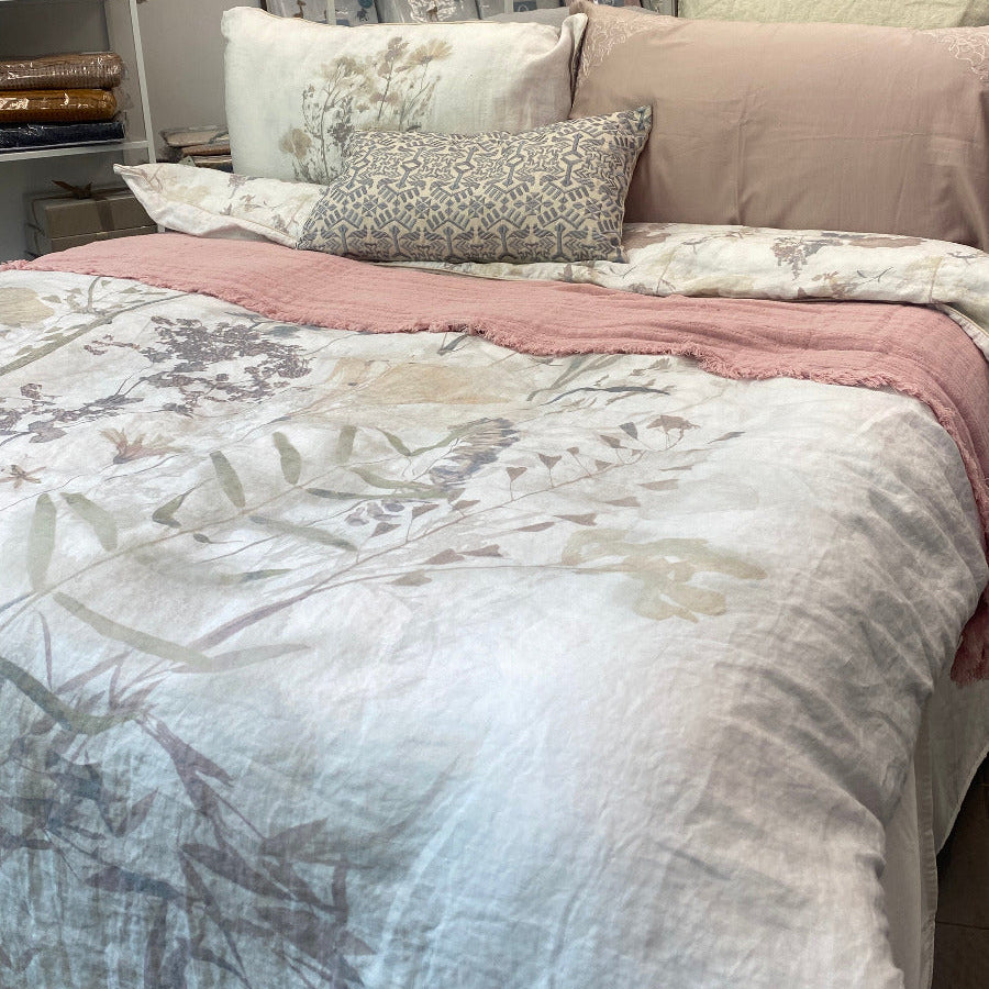 gultas veļa vivaldi, 100% lins, Stonewashed, naturālā ar ziedu rakstu, intererā