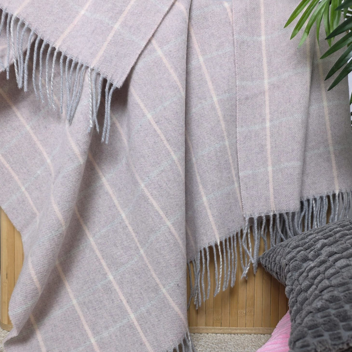 Pleds FARO J rūtiņu, 140x200, 90% merino vilna, 10% kašmirs, pelēks-rozs, tuvplānā