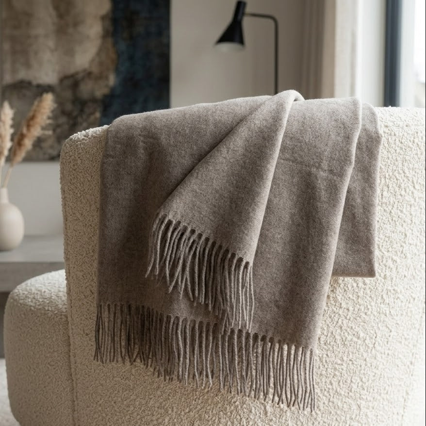 Pleds FARO U, 140x200, 90% merino vilna, 10% kašmirs, brūns, interjerā