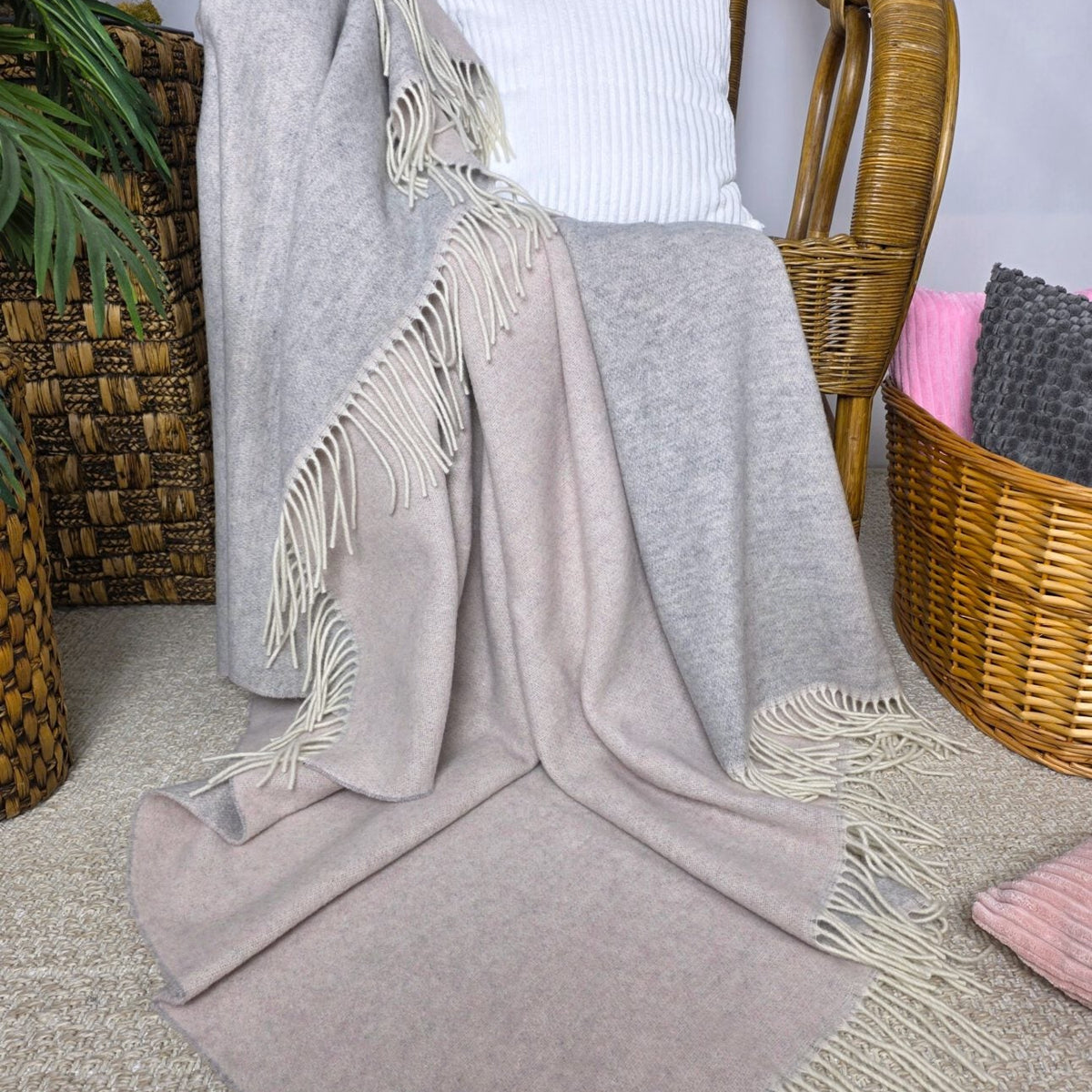 Pleds FARO DF, 140x200, 90% merino vilna, 10% kašmirs, pelēks-rozs uz krēsla