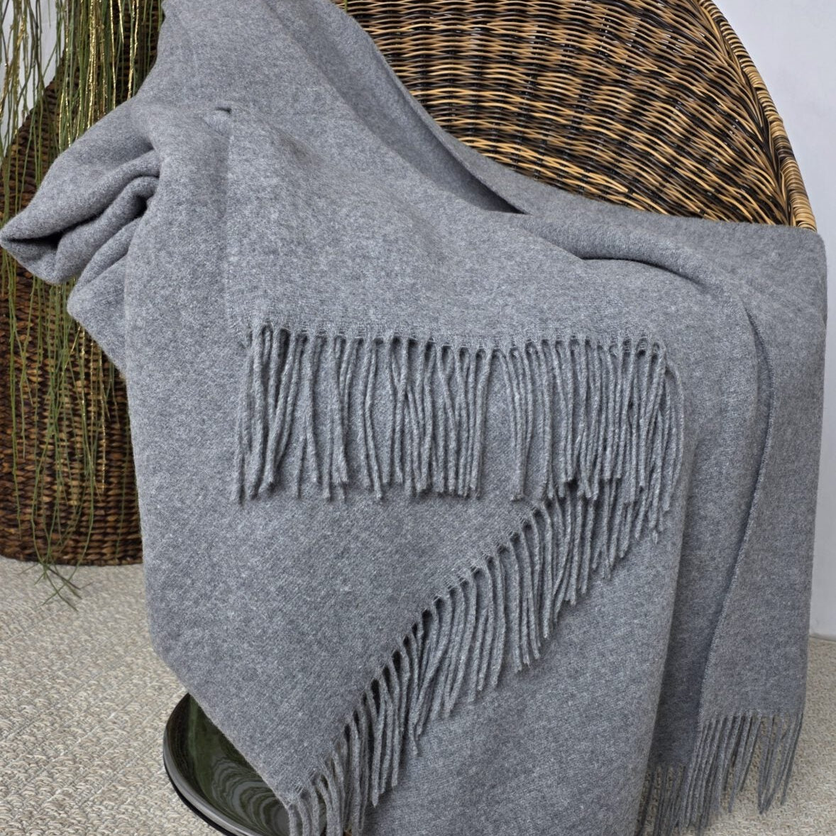 Pleds FARO , 140x200, 90% merino vilna, 10% kašmirs, tumši pelēks, uz krēsla