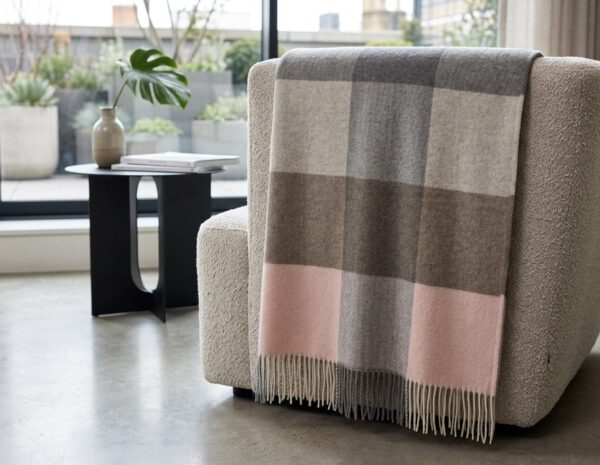 faro merino kašmira pleds rūtiņu pelēks brūns rozs uz krēsla