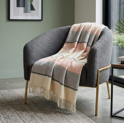 Pleds FARO K, 140x200, 90% merino vilna, 10% kašmirs, svītrains, balts-pelēks-roza interjerā
